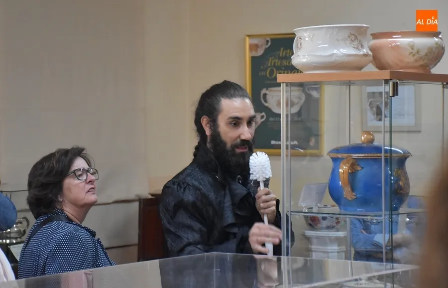 Foto 5 - Concurrida visita teatralizada al Museo del Orinal con motivo del D&iacute;a Internacional de los Museos