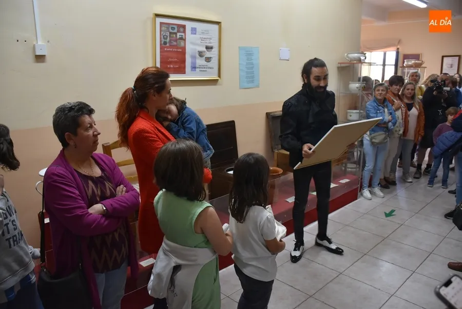 Foto 7 - Concurrida visita teatralizada al Museo del Orinal con motivo del D&iacute;a Internacional de los Museos