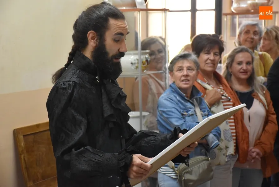 Foto 8 - Concurrida visita teatralizada al Museo del Orinal con motivo del D&iacute;a Internacional de los Museos