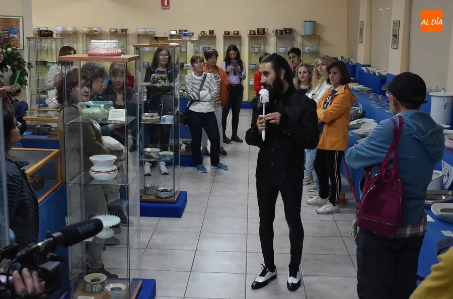 Foto 11 - Concurrida visita teatralizada al Museo del Orinal con motivo del D&iacute;a Internacional de los Museos