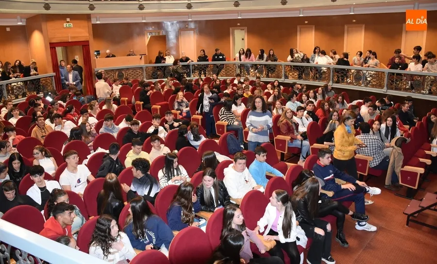 Foto 2 - Pedro Garc&iacute;a Aguado comparte con los j&oacute;venes su trayectoria vital para que tomen conciencia