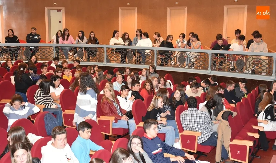 Foto 3 - Pedro Garc&iacute;a Aguado comparte con los j&oacute;venes su trayectoria vital para que tomen conciencia