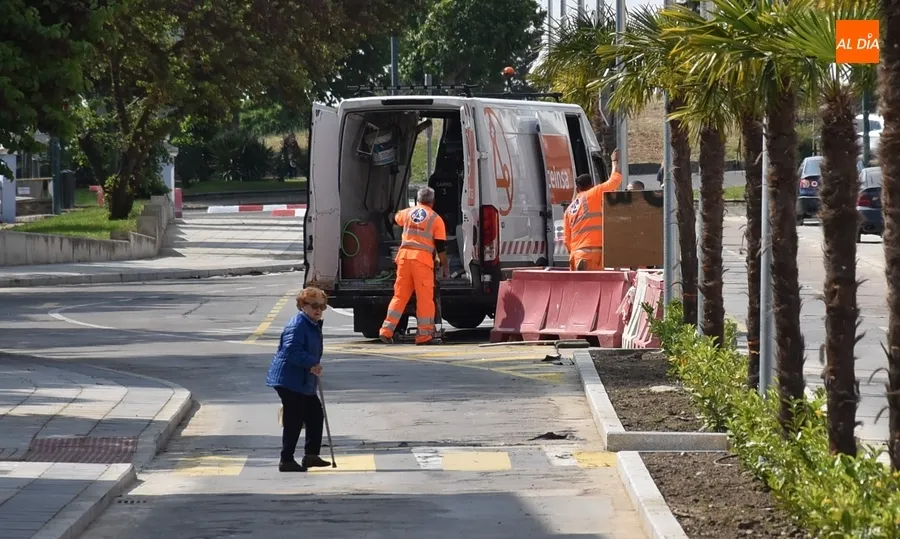 Foto 11 - La colocaci&oacute;n de la se&ntilde;alizaci&oacute;n vertical provoca un nuevo corte de la Avenida de Espa&ntilde;a