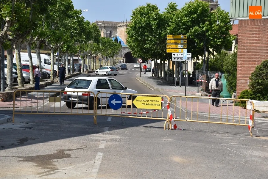 Foto 9 - La colocaci&oacute;n de la se&ntilde;alizaci&oacute;n vertical provoca un nuevo corte de la Avenida de Espa&ntilde;a