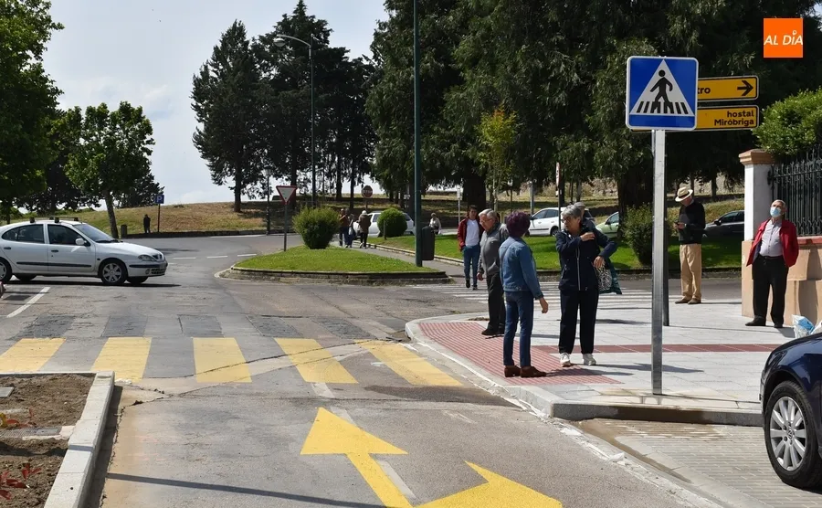 Foto 10 - La colocaci&oacute;n de la se&ntilde;alizaci&oacute;n vertical provoca un nuevo corte de la Avenida de Espa&ntilde;a