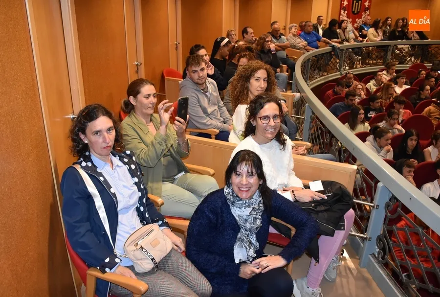 Foto 10 - Pedro Garc&iacute;a Aguado comparte con los j&oacute;venes su trayectoria vital para que tomen conciencia