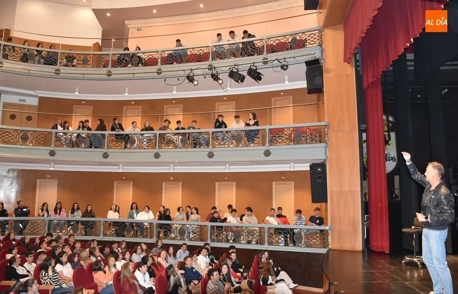 Foto 11 - Pedro Garc&iacute;a Aguado comparte con los j&oacute;venes su trayectoria vital para que tomen conciencia