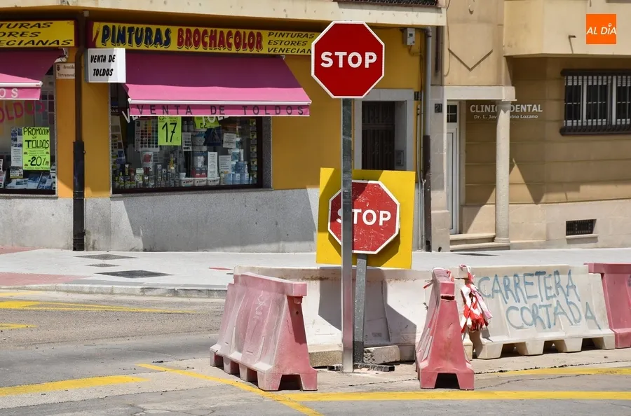 Foto 7 - La colocaci&oacute;n de la se&ntilde;alizaci&oacute;n vertical provoca un nuevo corte de la Avenida de Espa&ntilde;a
