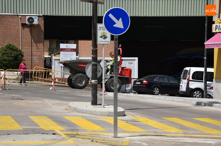 Foto 6 - La colocación de la señalización vertical provoca un nuevo corte de la Avenida de España