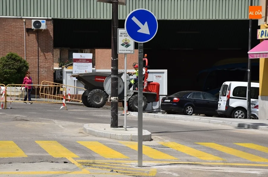 Foto 6 - La colocaci&oacute;n de la se&ntilde;alizaci&oacute;n vertical provoca un nuevo corte de la Avenida de Espa&ntilde;a