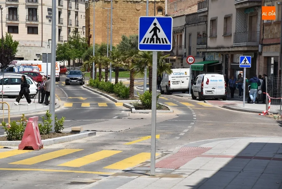 Foto 5 - La colocaci&oacute;n de la se&ntilde;alizaci&oacute;n vertical provoca un nuevo corte de la Avenida de Espa&ntilde;a