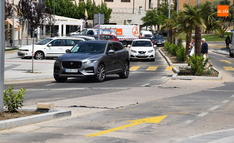 Foto 4 - La colocación de la señalización vertical provoca un nuevo corte de la Avenida de España
