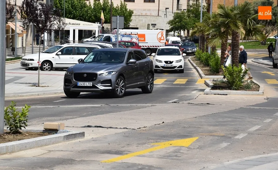 Foto 4 - La colocaci&oacute;n de la se&ntilde;alizaci&oacute;n vertical provoca un nuevo corte de la Avenida de Espa&ntilde;a