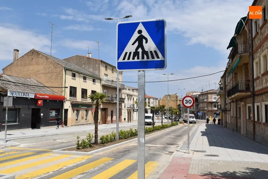 Foto 3 - La colocaci&oacute;n de la se&ntilde;alizaci&oacute;n vertical provoca un nuevo corte de la Avenida de Espa&ntilde;a