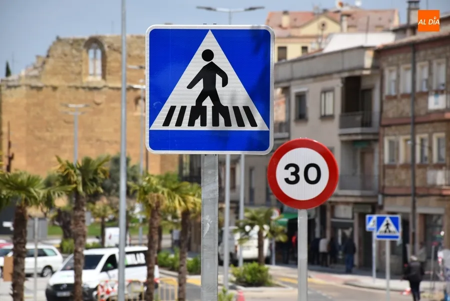 Foto 2 - La colocaci&oacute;n de la se&ntilde;alizaci&oacute;n vertical provoca un nuevo corte de la Avenida de Espa&ntilde;a