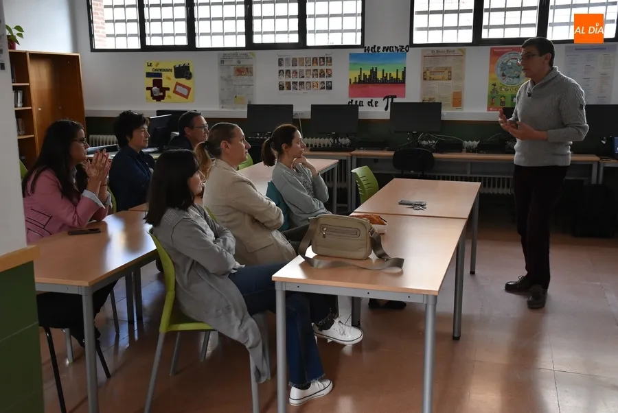 Foto 2 - Impartida en el IES Fray Diego una charla en torno a la &lsquo;C&rsquo; de &lsquo;Control&rsquo; de su proyecto FID