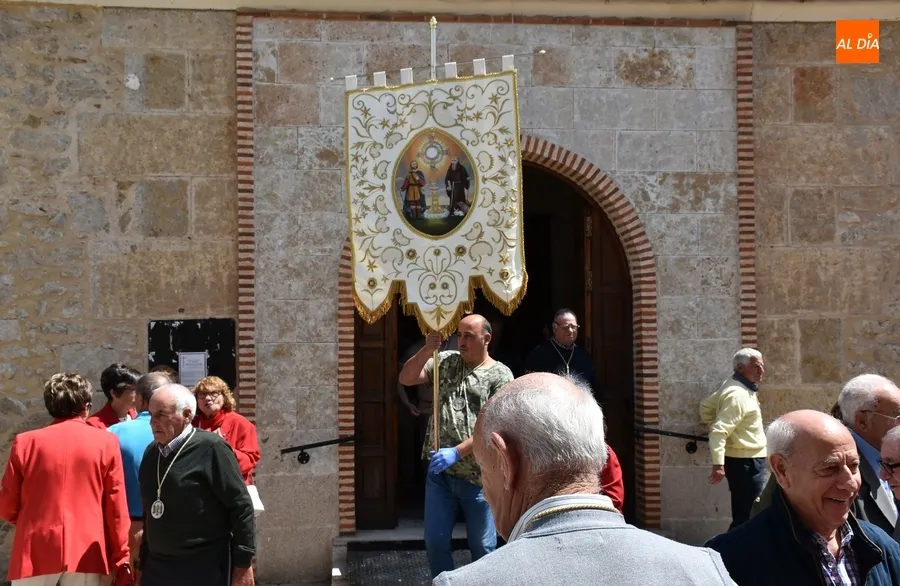 Foto 2 - San Isidro procesiona por 1&ordf; vez en carroza en El Puente para bendecir los campos y pedir que llueva