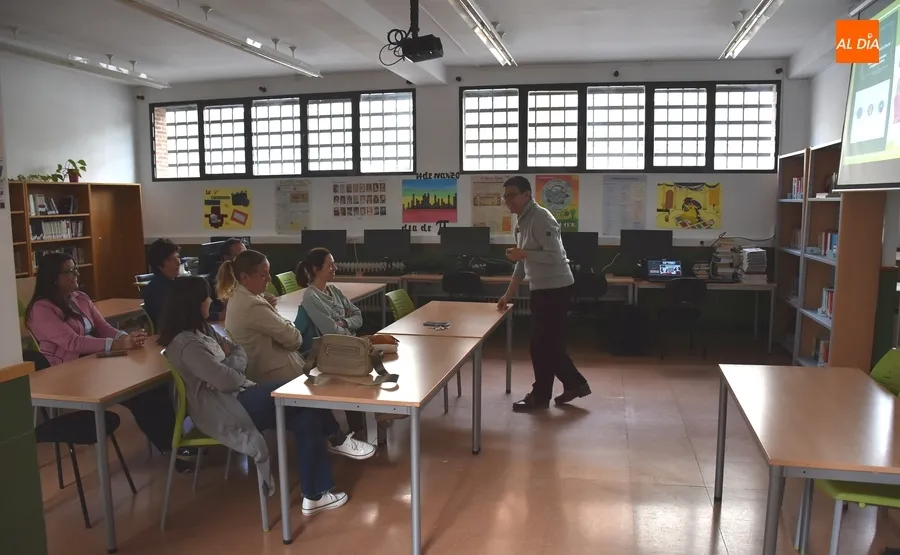 Foto 4 - Impartida en el IES Fray Diego una charla en torno a la &lsquo;C&rsquo; de &lsquo;Control&rsquo; de su proyecto FID