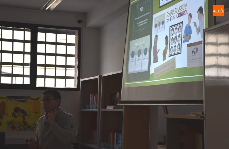 Foto 5 - Impartida en el IES Fray Diego una charla en torno a la &lsquo;C&rsquo; de &lsquo;Control&rsquo; de su proyecto FID
