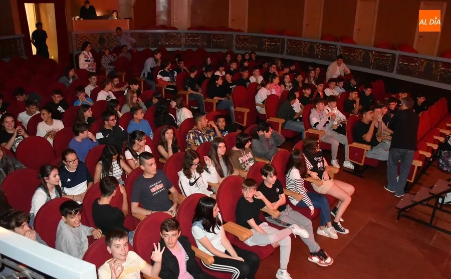 Foto 2 - Alumnos y profesores del IES Tierra muestran a sus compa&ntilde;eros sus habilidades musicales