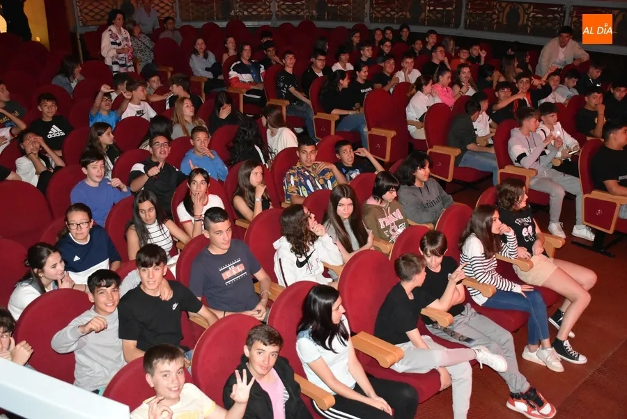 Foto 3 - Alumnos y profesores del IES Tierra muestran a sus compa&ntilde;eros sus habilidades musicales