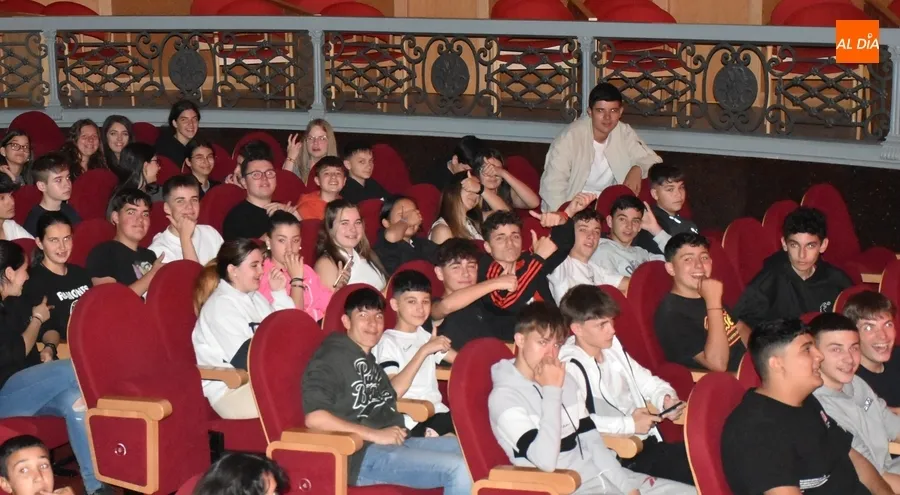 Foto 4 - Alumnos y profesores del IES Tierra muestran a sus compa&ntilde;eros sus habilidades musicales