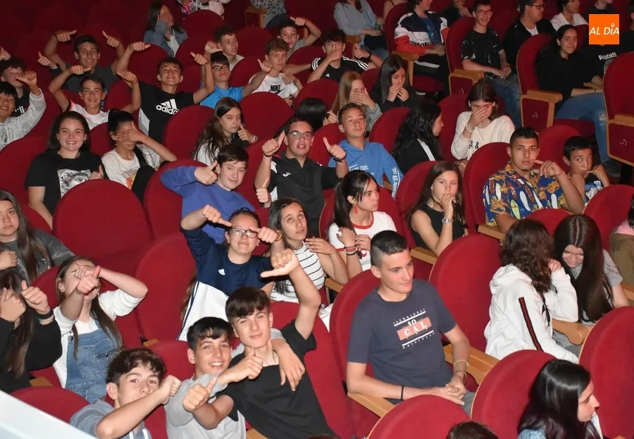 Foto 5 - Alumnos y profesores del IES Tierra muestran a sus compa&ntilde;eros sus habilidades musicales