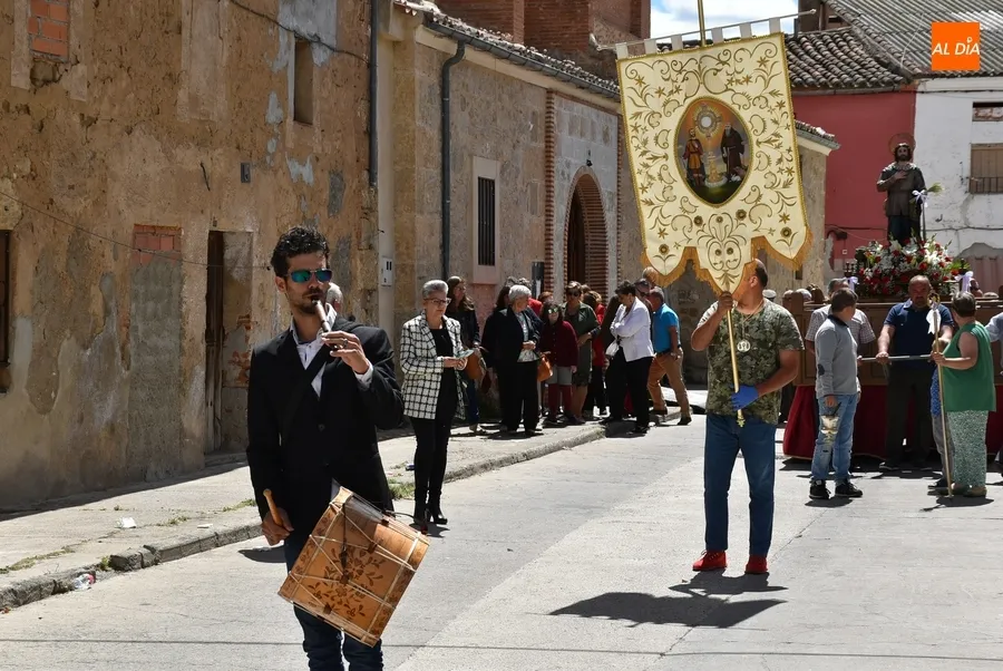 Foto 7 - San Isidro procesiona por 1&ordf; vez en carroza en El Puente para bendecir los campos y pedir que llueva