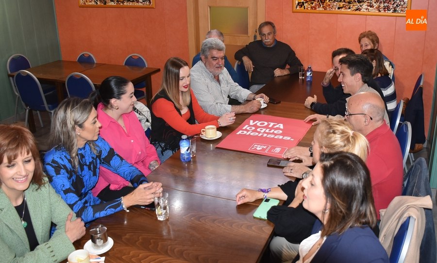 Foto 4 - Jesús Málaga mantiene un encuentro con la candidatura socialista al Ayuntamiento