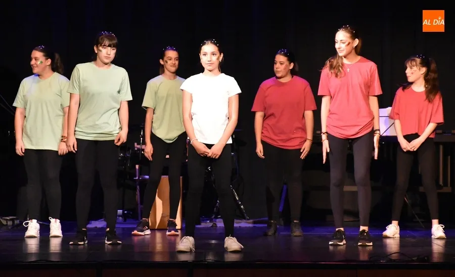 Foto 10 - Alumnos y profesores del IES Tierra muestran a sus compa&ntilde;eros sus habilidades musicales