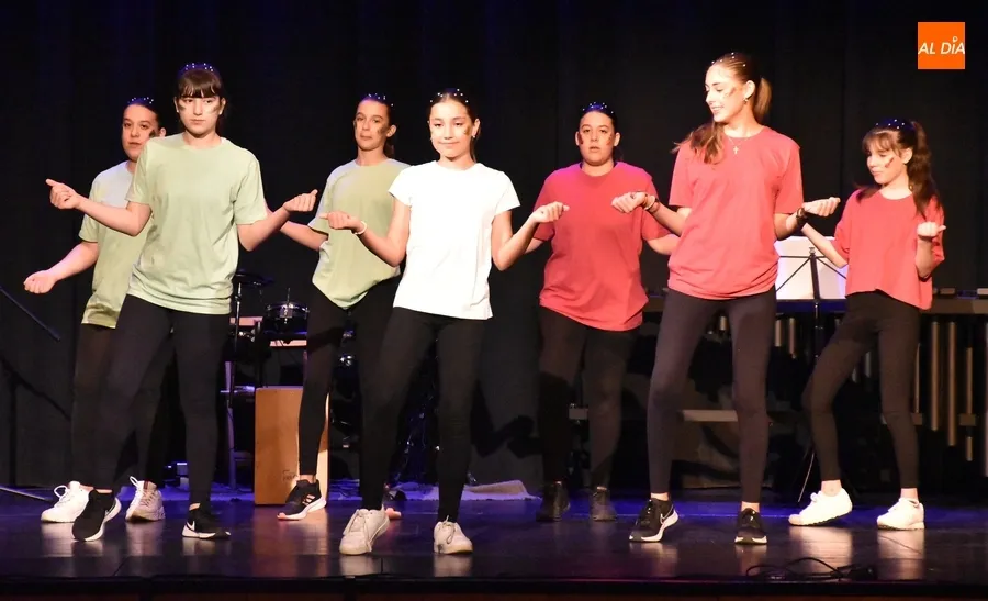 Foto 11 - Alumnos y profesores del IES Tierra muestran a sus compa&ntilde;eros sus habilidades musicales