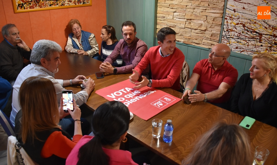 Foto 6 - Jesús Málaga mantiene un encuentro con la candidatura socialista al Ayuntamiento