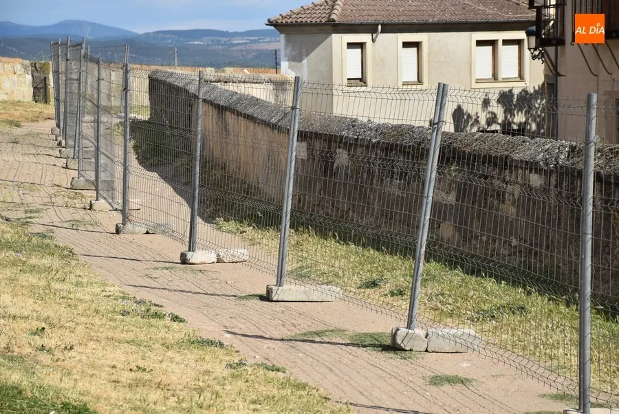 Foto 2 - Queda cortada al tr&aacute;fico de veh&iacute;culos la b&oacute;veda del Registro por la intervenci&oacute;n en la muralla
