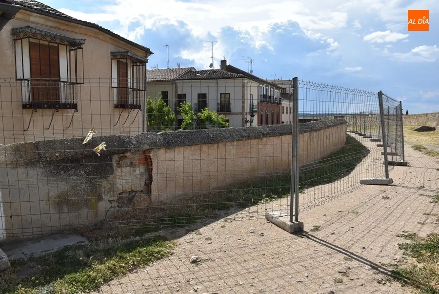Foto 4 - Queda cortada al tr&aacute;fico de veh&iacute;culos la b&oacute;veda del Registro por la intervenci&oacute;n en la muralla