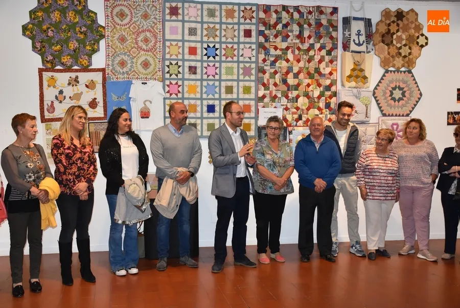 Foto 2 - Amanecer inaugura la exposici&oacute;n que recoge todo el trabajo realizado durante el curso