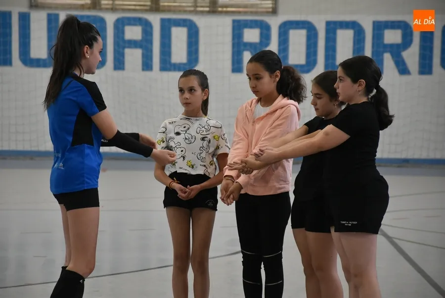 Foto 2 - Inicia su andadura la nueva categor&iacute;a Alev&iacute;n de la Escuela de Voleibol Femenino