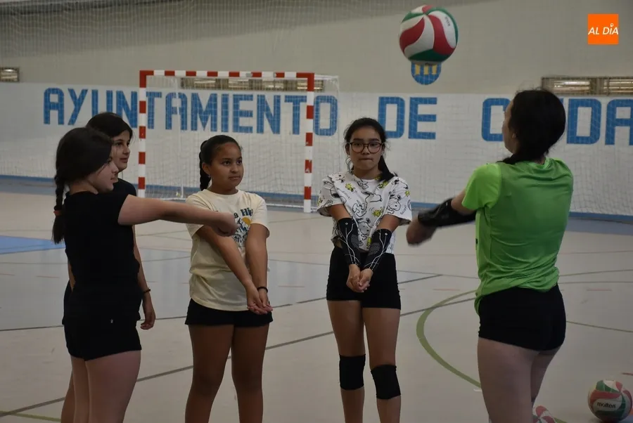 Foto 3 - Inicia su andadura la nueva categor&iacute;a Alev&iacute;n de la Escuela de Voleibol Femenino