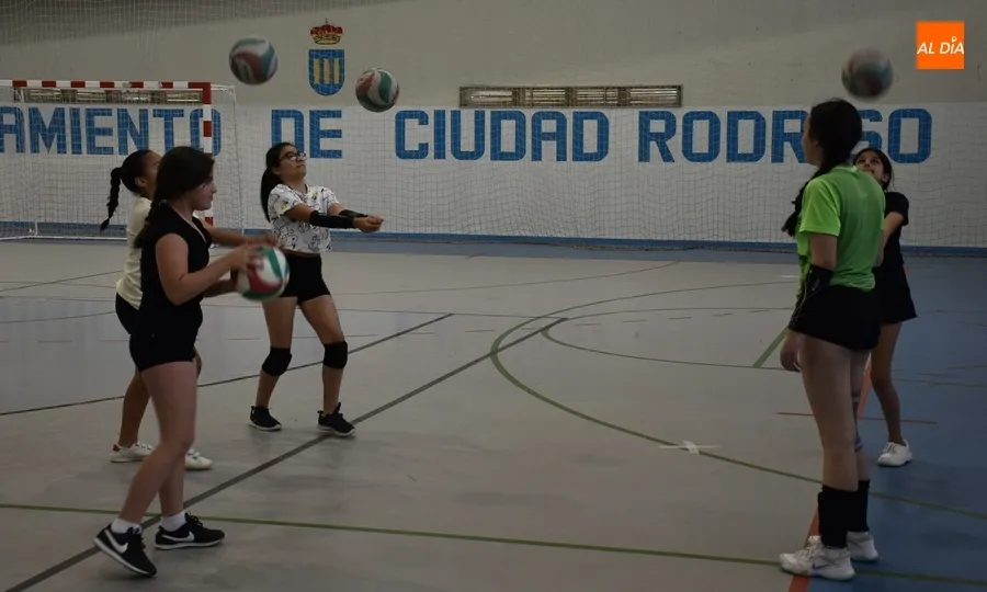 Foto 4 - Inicia su andadura la nueva categor&iacute;a Alev&iacute;n de la Escuela de Voleibol Femenino