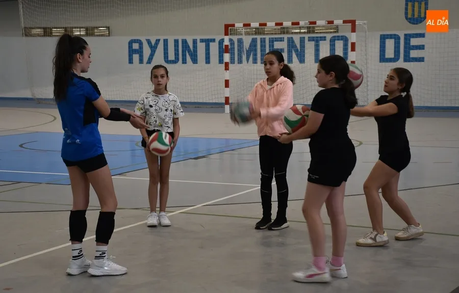 Foto 5 - Inicia su andadura la nueva categor&iacute;a Alev&iacute;n de la Escuela de Voleibol Femenino