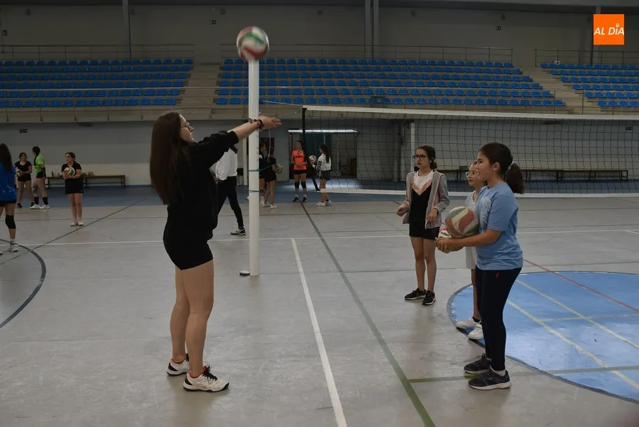 Foto 7 - Inicia su andadura la nueva categor&iacute;a Alev&iacute;n de la Escuela de Voleibol Femenino