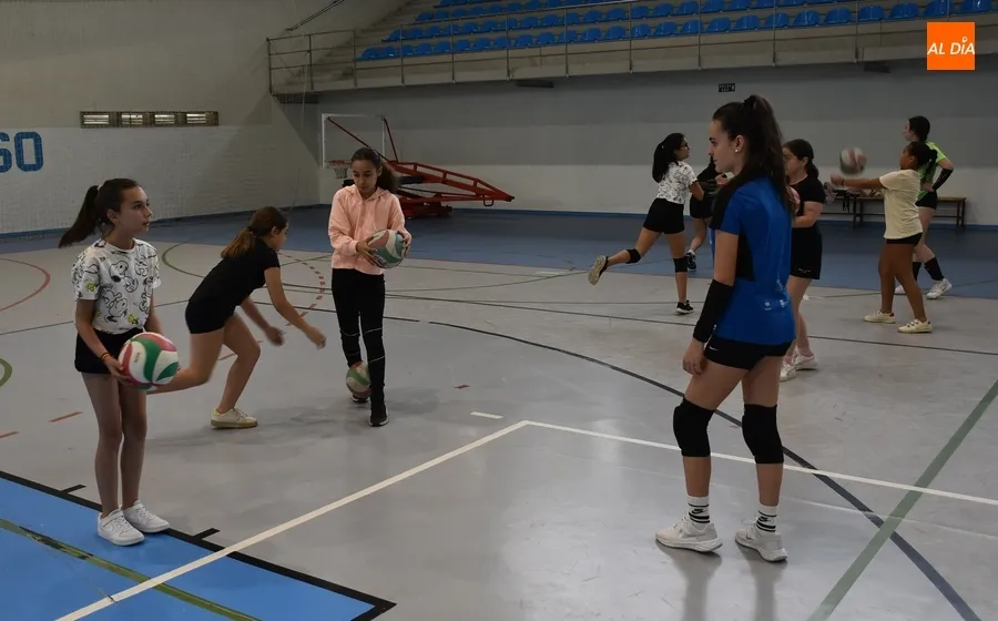 Foto 8 - Inicia su andadura la nueva categor&iacute;a Alev&iacute;n de la Escuela de Voleibol Femenino