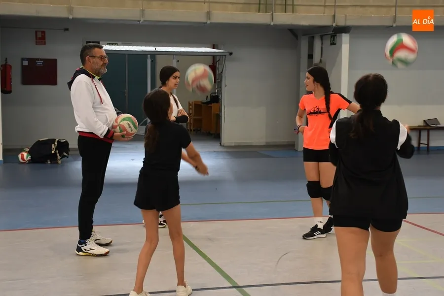 Foto 9 - Inicia su andadura la nueva categor&iacute;a Alev&iacute;n de la Escuela de Voleibol Femenino
