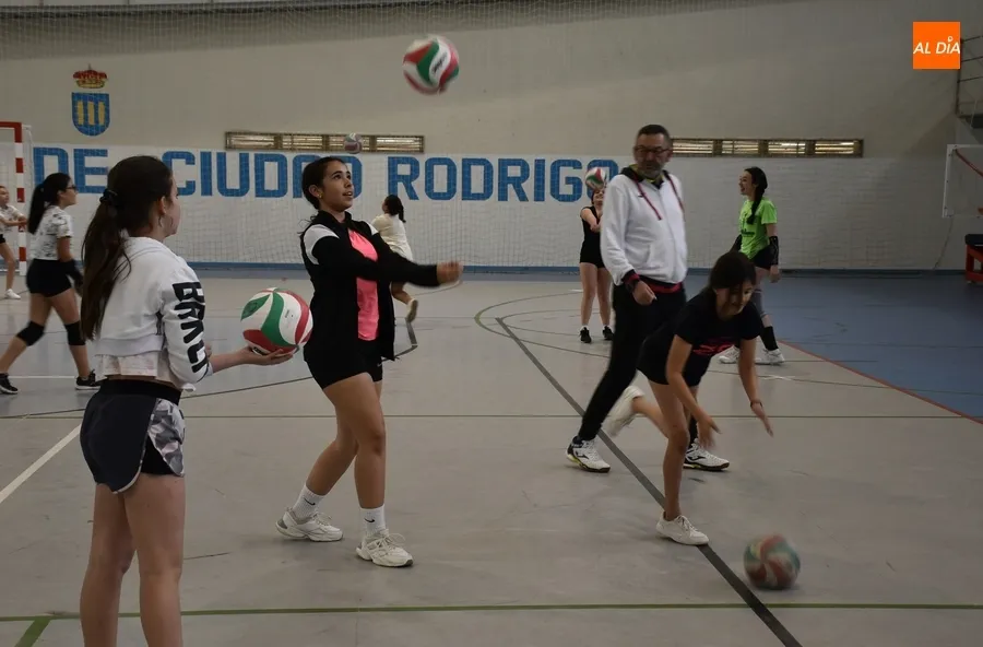 Foto 10 - Inicia su andadura la nueva categor&iacute;a Alev&iacute;n de la Escuela de Voleibol Femenino