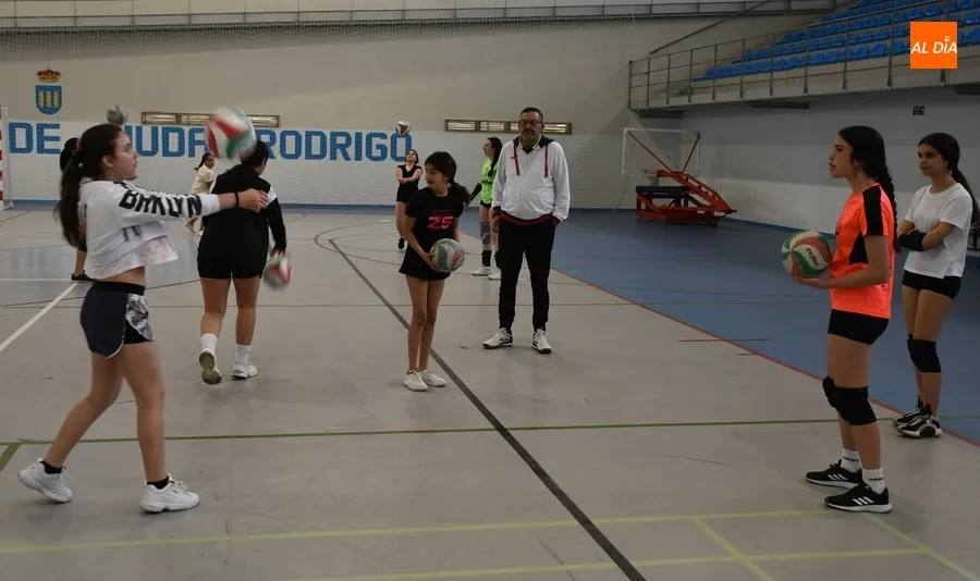 Foto 11 - Inicia su andadura la nueva categor&iacute;a Alev&iacute;n de la Escuela de Voleibol Femenino