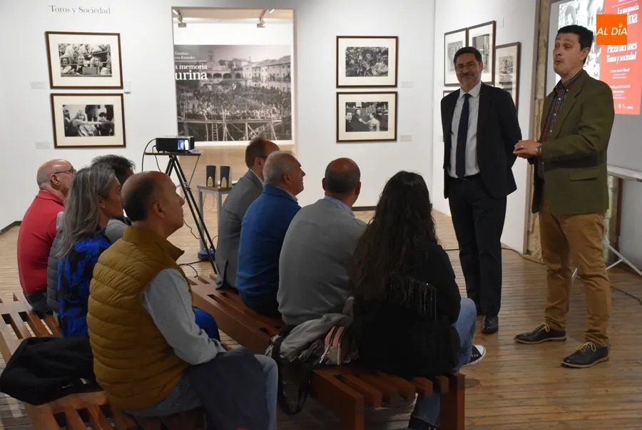 Foto 3 - El cambio horario no var&iacute;a la asistencia a las sesiones en torno a la expo &lsquo;La Memoria Taurina&rsquo;
