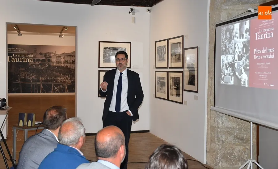 Foto 4 - El cambio horario no var&iacute;a la asistencia a las sesiones en torno a la expo &lsquo;La Memoria Taurina&rsquo;
