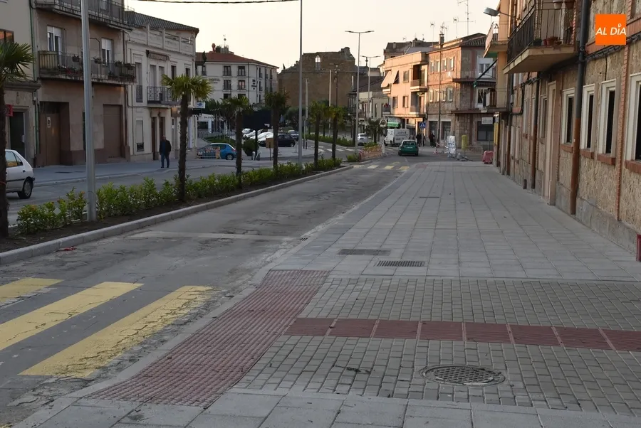 Foto 9 - Reabierta al completo al tr&aacute;nsito de peatones y veh&iacute;culos la Avenida de Espa&ntilde;a