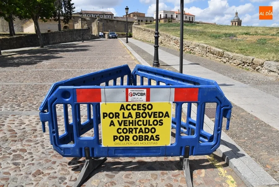Foto 6 - Queda cortada al tr&aacute;fico de veh&iacute;culos la b&oacute;veda del Registro por la intervenci&oacute;n en la muralla