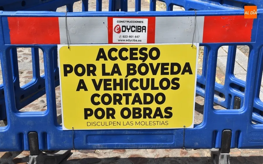 Foto 7 - Queda cortada al tr&aacute;fico de veh&iacute;culos la b&oacute;veda del Registro por la intervenci&oacute;n en la muralla