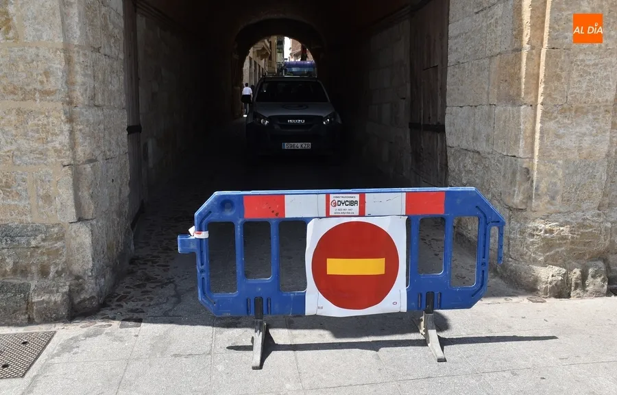 Foto 8 - Queda cortada al tr&aacute;fico de veh&iacute;culos la b&oacute;veda del Registro por la intervenci&oacute;n en la muralla